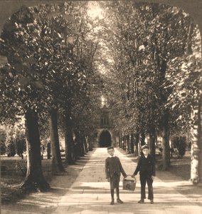 Approach to Trinity Church, Stratford on Avon, Englanti, 1905. tekijältä Works and Sun Sculpture Studios