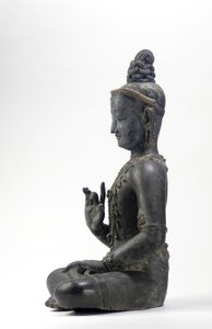 Nepalilais-kiinalaistyylinen bodhisattva (lakka, kangas, jäljet sinisestä, kullasta ja vihreästä maalista ja kultalehtiä) tekijältä Yuan Dynasty Chinese School