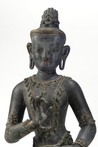 Nepalilais-kiinalaistyylinen bodhisattva (lakka, kangas, jäljet sinisestä, kullasta ja vihreästä maalista ja kultalehtiä) tekijältä Yuan Dynasty Chinese School