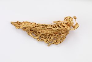 Yksi Apsarasen parista, buddhaisista taivaallisista olentoista (kulta)