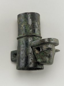 Napakorkki, jossa on kissan pään muotoon valettu lenkki (pronssi) tekijältä Zhou Dynasty Chinese School