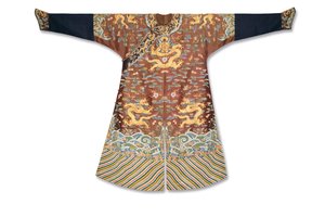 Imperial kastanja brodeerattu sideharso lohikäärme viitta, Mangpao, Qianlong kausi tekijältä Zong Fengying