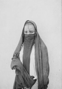 Hunnutettu nainen, Kairo, n. 1910 (valkovalkoinen kuva) tekijältä . .
