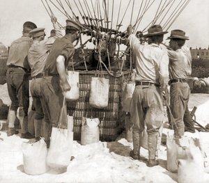 Hiekkasäkkien kiinnittäminen ilmapallon koriin, Fort Myer, USA tekijältä Hippolyte Lalaise Devéria