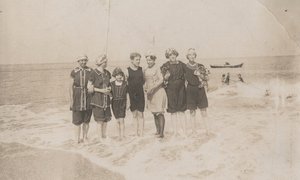 Uimajuhla, Houlgate, syyskuu 1911 (m/w kuva) tekijältä Hippolyte Lalaise Devéria