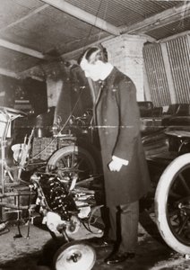 C S Rolls katselee autotallissaan olevan auton moottoria, n. 1900 tekijältä Ferdinand Georg Waldmuller