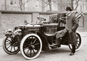 C S Rolls seisoo 20 hv Panhard-auton rinnalla tekijältä Ferdinand Georg Waldmuller