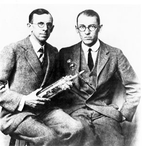 Clinton J Davisson ja Lester H Germer, amerikkalaiset fyysikot, n. 1927 tekijältä Frederick (attr. to) Barnard