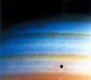 Pilvikuviot Saturnuksella, valokuvannut Voyager 1 tekijältä Frederick (attr. to) Barnard