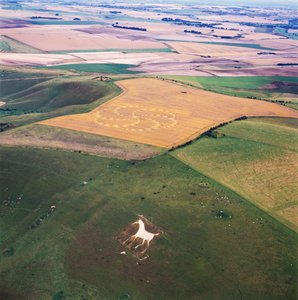 Viljaympyrä vehnäpellolla, Milk Hill, Alton Priors, Vale of Pewsey, Wiltshire tekijältä Ferdinand Georg Waldmuller