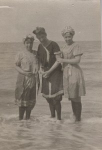 Yksityiskohta, uimajuhla, Houlgate, syyskuu 1911 (m/v kuva) tekijältä Hippolyte Lalaise Devéria
