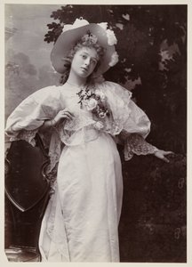 Edwardian muotokuva, nainen pitsimekossa tekijältä John Pardon