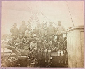 Kapteeni George Naresin (1831-1915) arktinen tutkimusretki (1875-1876): Alkuperäisten asukkaiden ryhmä "löytössä" tekijältä Frederick (attr. to) Barnard