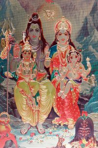 Jumala Shiva ja jumalatar Parvati poikansa Ganeshan kanssa. tekijältä . .