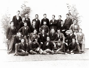 Ryhmäkuva kolmannen vuoden lukion opiskelijoista tekijältä Henry Charles Fehr