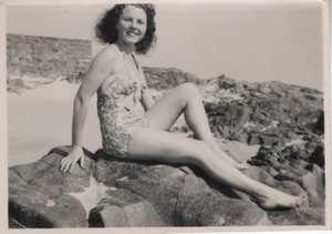 Lomailija yllään "rypytetty" uimapuku, 1940-luvun loppu (m/v kuva) tekijältä Hippolyte Lalaise Devéria