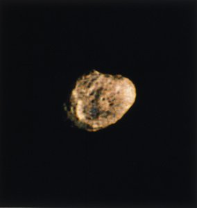 Hyperion, yksi Saturnuksen kuista, valokuvannut Voyager 2 tekijältä Ferdinand Georg Waldmuller