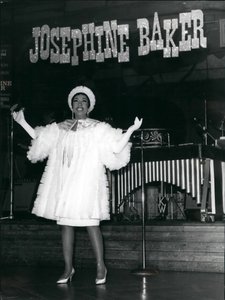 Josephine Baker esiintymässä Zürichissä, Sveitsissä, 3. maaliskuuta 1967 (kuva) tekijältä . .