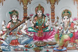 Lakshmi, Vishnun vaimo, on vaurauden, onnen ja kauneuden jumalatar. Ganesh.