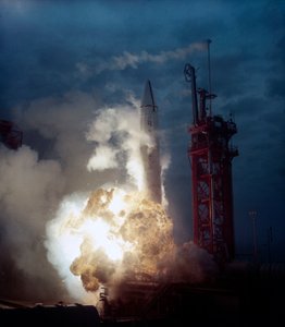 Launch Vehicles, USA Raketti räjähtää laukaisualustalla, 1960-luvun alussa tekijältä Frederick (attr. to) Barnard