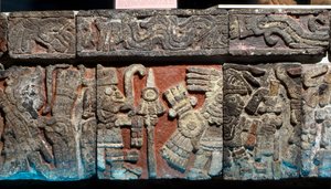 Matala kohokuvio penkillä Templo Mayorissa, myöhäinen post-klassinen aika, n. 1500 (kivi maalatulla stukkolla) tekijältä Hippolyte Lalaise Devéria