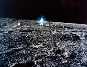 Miehitetty avaruuslento, USA, Apollo 12 Apollo 12 astronautti Kuussa tekijältä Ferdinand Georg Waldmuller