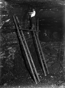 Kaivostoiminta, hiili Kuuluisan kymmenen jaardin sauman päällyskerrosten leikkaaminen, Staffordshire, n. 1890-luku tekijältä Frederick (attr. to) Barnard