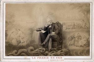 Pariisin kommuuni: "Ranska rauhassa" -muotokuva Louis Adolphe Thiersistä (1797-1877) istumassa lohikäärmeellä, kunnan todennäköinen symboli tekijältä Frederick (attr. to) Barnard
