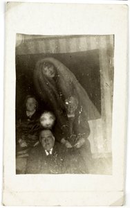Paranormaali ilmiö: muotokuva kolmesta vanhasta ihmisestä, naisen henki ilmestyy heidän taakseen, noin 1920 Valokuva: William Hope (1863-1933) tekijältä Frederick (attr. to) Barnard