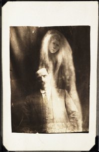 Paranormaali ilmiö: muotokuva miehestä ja hänen vaimonsa henki ilmestyy hänen taakseen, noin 1920 Valokuva: William Hope (1863-1933) tekijältä Frederick (attr. to) Barnard