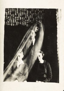 Paranormaali ilmiö: muotokuva naisesta ja kahdesta miehestä ja naisen henki ilmestyy heidän taakseen, noin 1920 Valokuva: William Hope (1863-1933) tekijältä Frederick (attr. to) Barnard