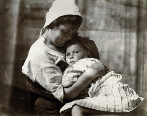Muotokuva äidistä ja tämän tyttärestä, noin 1900-1905 tekijältä Frederick (attr. to) Barnard