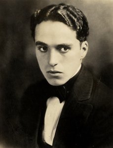 Charlie Chaplinin muotokuva, n. 1918 (seepiakuva)