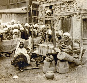 Villahuivien kehräys ja kudonta, Srinagar, Kashmir, Intia n. 1901 (kuva) tekijältä Frederick (attr. to) Barnard
