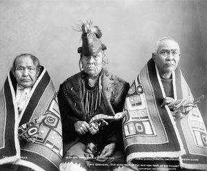 Kolme veljeä, Chilkat-heimon Kak-Von-Tonsin vanhoja päämiehiä, n. 1907 (m/v kuva) tekijältä . .