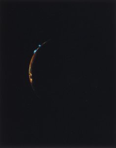 Tulivuoria Ion, yhden Jupiterin kuista, reunalla tekijältä Ferdinand Georg Waldmuller