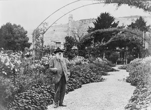 Claude Monet (1840-1926) puutarhassaan Givernyssä, 1925