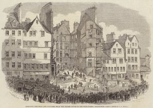 Kuolleiden ja haavoittuneiden poistaminen kaatuneesta talosta High-Streetissä, Edinburghissa