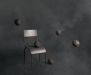 Kelluvat koripallot ja tuoli