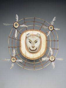 Naamio, joka kuvaa karhuhenkeä, 1800-luvun lopulla (puu, maali, kuitu, suolen johto) tekijältä culture Yupik