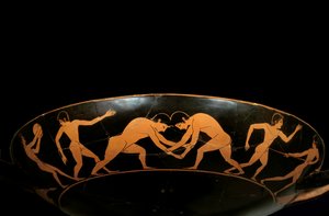Ullakkokuppi punaisilla hahmoilla, jotka edustavat harjoitteluurheilijoita, discobolia ja painijoita. Euergides-maalariin (6. vuosisadan lopulla eKr.) kuuluva maalaus. Pariisi, Louvre-museo tekijältä painter Euergides