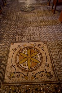 Yksityiskohta lattiakoristeesta (mosaiikki) tekijältä School Italian