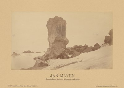 Jan Mayen, basalttipylväät Hoopsticks Bayssä tekijältä (Linienschiffs Lieutenant) Richard Basso