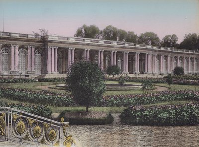 Grand Trianon, Facade sur les Jardins, Great Trianon, Näkymä puutarhaan edestä (värillinen kuva) tekijältä (after) French Photographer