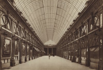 Orleans-galleria Palais-Royalissa (m/w kuva) tekijältä (after) French Photographer