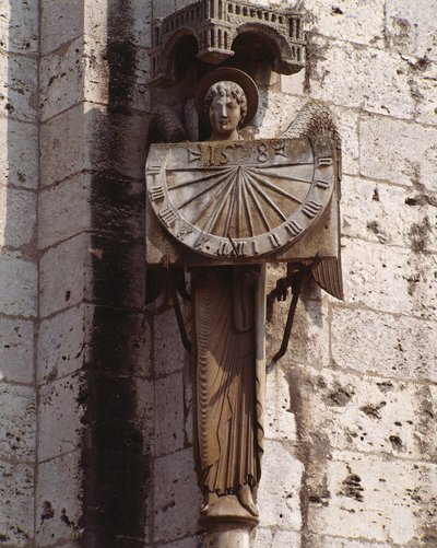 Goottilainen taide: Enkelin esitys kellotaulussa 1900-luvun veistos 1500-luvun alkuperäisen jälkeen, joka on säilytetty kryptassa, Basilica Notre Dame de Chartresin lounaiskulmassa (Eure et Loir) (enkeli aurinkokellolla) , katedraali N tekijältä (after) French School