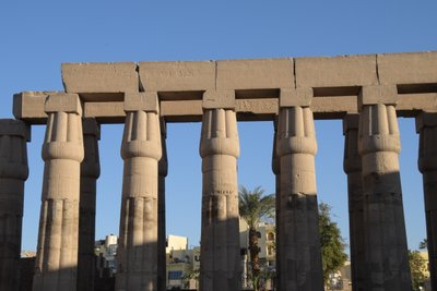 Luxorin temppeli, muinaisen Egyptin arkkitehtuuria Luxorissa tekijältä Albert Mansour