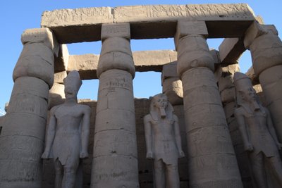 Luxorin temppeli, muinaisen Egyptin arkkitehtuuria Luxorissa tekijältä Albert Mansour