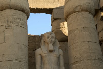 Luxorin temppeli, muinaisen Egyptin arkkitehtuuria Luxorissa tekijältä Albert Mansour