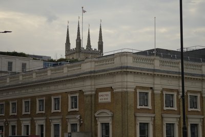 London Bridge Thames-joen yli Lontoon sydämessä tekijältä Albert Mansour